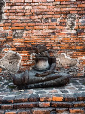 Tayland mimarisi Antik çağlarda, çoğu malzeme tuğla ve harçtır, bir duvar ve zemin oluşturur, çevreleyen bölgede güzel bir Buda heykeli vardır, aydınlık bir günde,