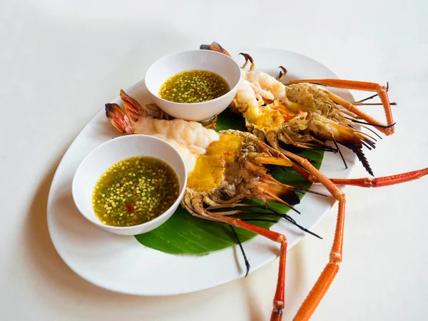 Tayland Lokantası Nda Muz Yapraklı Onplaka Beyaz Restoran Yemeği Deniz — Stok fotoğraf