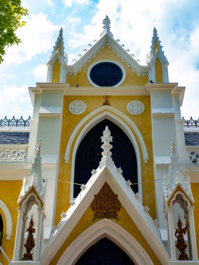 Gotik mimariden esinlenilen ve Hristiyan kiliselerini taklit eden Tayland tapınakları Tayland 'daki Wat Niwet Thammaprawat Ratchaworawihan Tayland' da inşa edilmiştir.