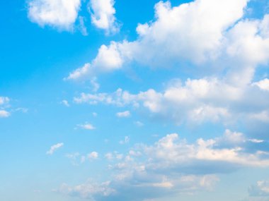 Bulutların renginde Mavi Gökyüzü arkaplanı