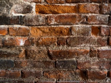 Turuncu tuğla duvar, kare şeklinde çimentodan yapılmış.