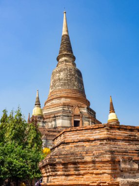 Tayland mimarisi Antik çağlarda, çoğu malzeme tuğla ve harçtır, bir duvar ve zemin oluşturur, çevreleyen bölgede güzel bir Buda heykeli vardır, aydınlık bir günde,