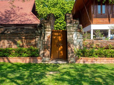 Ev malzemesi tuğla ve harç, kapı malzemesi ahşap, doğa ile çevrili ev mimarisi.