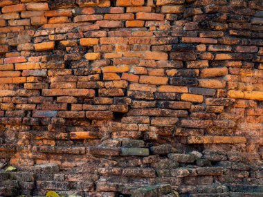 Turuncu tuğla duvar, kare şeklinde çimentodan yapılmış.