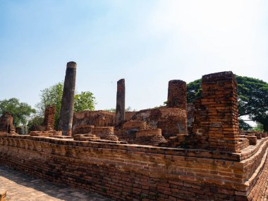 Tayland mimarisi Antik çağlarda, çoğu malzeme tuğla ve harçtır, bir duvar ve zemin oluşturur, çevreleyen bölgede güzel bir Buda heykeli vardır, aydınlık bir günde,