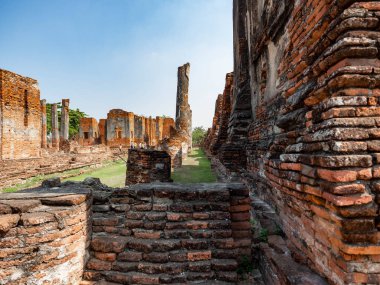 Tayland mimarisi Antik çağlarda, çoğu malzeme tuğla ve harçtır, bir duvar ve zemin oluşturur, çevreleyen bölgede güzel bir Buda heykeli vardır, aydınlık bir günde,