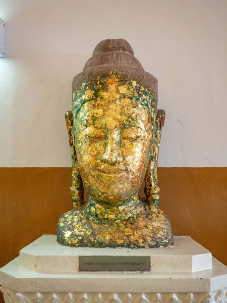 Estátua Buda Ouro Uma Igreja Templo Tailandês Lugar Para Mostrar — Fotografia de Stock