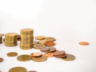 Tayland Baht Sikkeleri dağlardaki altın renkleri Tayland 'ın para birimidir. İş harcamaları için, madeni para bir kavanoz para tasarrufu, beyaz arka plan