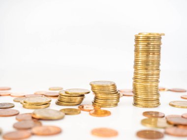 Tayland Baht Sikkeleri dağlardaki altın renkleri Tayland 'ın para birimidir. İş harcamaları için, madeni para bir kavanoz para tasarrufu, beyaz arka plan