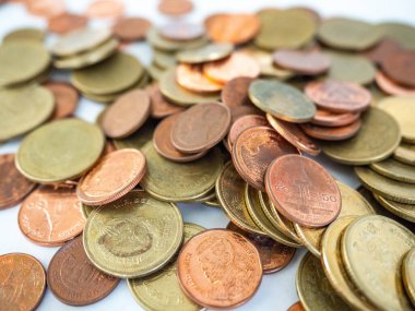 Tayland Baht Sikkeleri dağlardaki altın renkleri Tayland 'ın para birimidir. İş harcamaları için, madeni para bir kavanoz para tasarrufu, beyaz arka plan