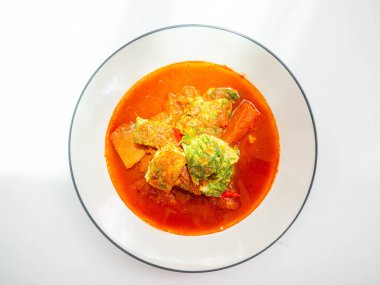 Tayland yemeği adı Sour Curry with Cha Om Egg tatlı, tuzlu, ekşi ve baharatlı kırmızı biber, papaya, yumurta ve Cha-om, sağlıklı yemek, bağışıklık sistemi takviyeleri, arka plan beyazı