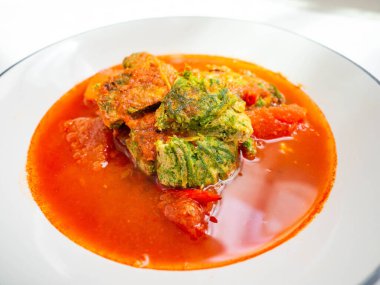 Tayland yemeği adı Sour Curry with Cha Om Egg tatlı, tuzlu, ekşi ve baharatlı kırmızı biber, papaya, yumurta ve Cha-om, sağlıklı yemek, bağışıklık sistemi takviyeleri, arka plan beyazı