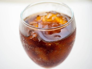 Kola bardaklarda. Bir damla su bardağı yuvarla, beyaz arka plan.