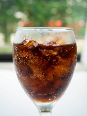 Kola bardaklarda. Bir damla su bardağı yuvarla, beyaz arka plan.