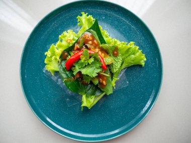 Gıda adı Nham Nueng, Vietnam halkının ulusal yemeğidir. Ana hammaddeler marul kişniş, testere bıçağı, kırmızı biber ve kişniş..