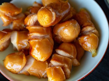 Beyaz bardakta kızarmış tavuk sosisi yüksek enerjili hızlı bir aperatif..