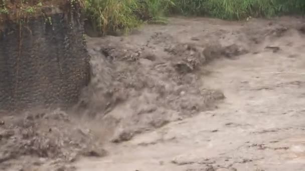 inondation d'eau brune dans Besuk SAT rivière, Semeru versant de la montagne, Lumajang, Java Est, Indonésie 