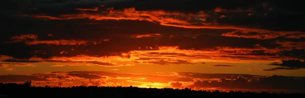 Ótimo pôr do sol de verão da janela do apartamento — Fotografia de Stock