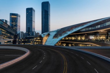 Asfalt yolu ve Suzhou kentsel binası, garaj yolu ve yol.