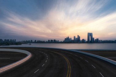 Asfalt yolu ve Suzhou kentsel binası, garaj yolu ve yol.
