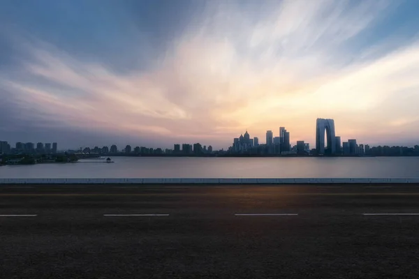 Asfalt yolu ve Suzhou kentsel binası, garaj yolu ve yol. — Stok fotoğraf