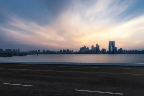 Asfalt yolu ve Suzhou kentsel binası, garaj yolu ve yol. — Stok fotoğraf