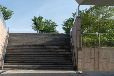 Şehir merkezindeki merdivenler, açık hava inşaatı. Fotoğraf: Suzhou, Çin.