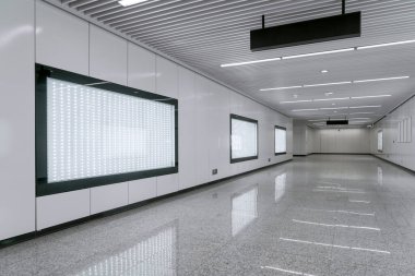 Metroda boş reklam panosu var. Fotoğraf: Suzhou, Çin.