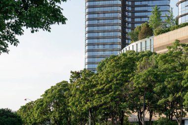 Mavi gökyüzü geçmişi olan şehir merkezindeki binalar. Fotoğraf: Suzhou, Çin.