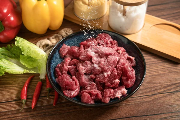 Carne Cruda Con Fondo Mesa Madera Fotografía Bodegón —  Fotos de Stock