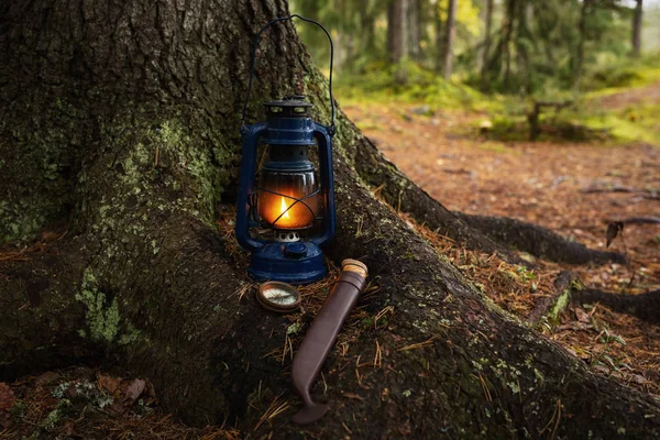 Couteau Boussole Lanterne Essence Debout Sur Sol Dans Forêt Profonde — Photo