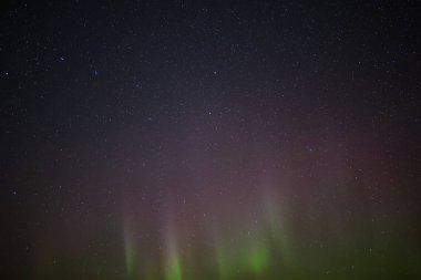 Gece gökyüzündeki kuzey ışıklarının güzel manzarası. Geceleyin gökyüzünde yıldızlar.