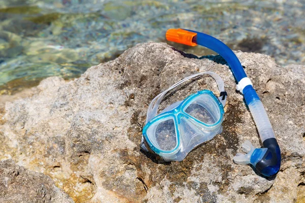 Snorkle Azul Máscara Mergulho Localizado Nas Rochas — Fotografia de Stock