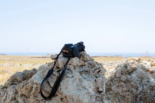 Black Camera Rock Professional Dslr Camera Lens Blue Sky Background — Stock Photo, Image