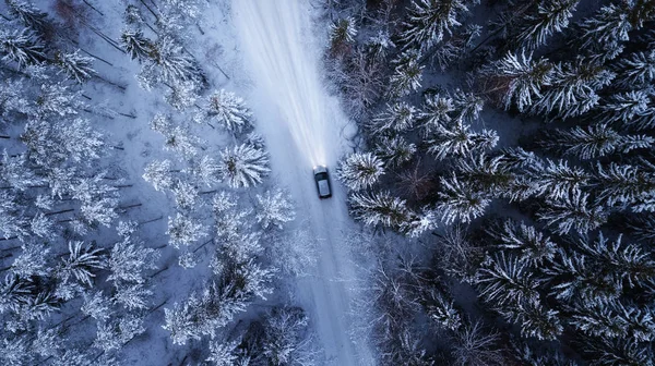 Bilen Kör Genom Vintern Snöig Skog Landsvägen Natten Ovanifrån — Stockfoto