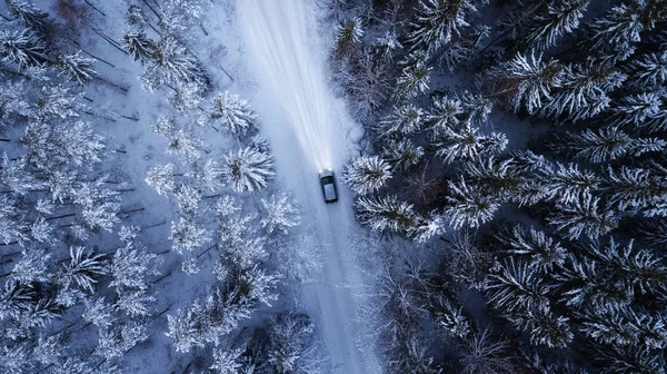 Auto Rijden Door Winter Besneeuwd Bos Land Weg Nachts Bovenaanzicht Stockafbeelding
