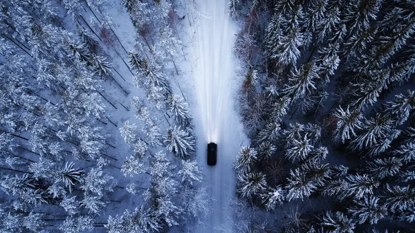 Luchtfoto Van Een Auto Winterweg Het Bos Luchtfotografie Van Besneeuwd Stockfoto