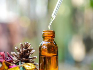 Cam damlacıktan organik biyoala dökülen temel yağ.