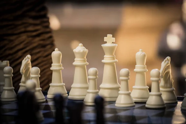 Schaakstukken Het Zwart Wit Bord Zwarte Pion Zijn Leider Vechten — Stockfoto