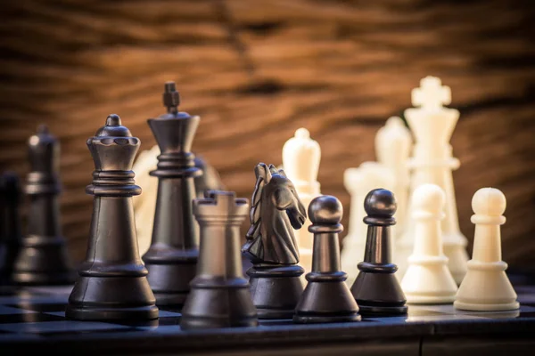 Šachové Figurky Černobílém Prkně Černý Pěšák Vůdcem Boji Týmovou Prací — Stock fotografie