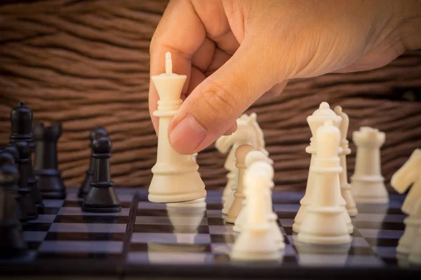 Hand Houden Witte Koning Aanval Witte Koning Van Schaken Strijd — Stockfoto