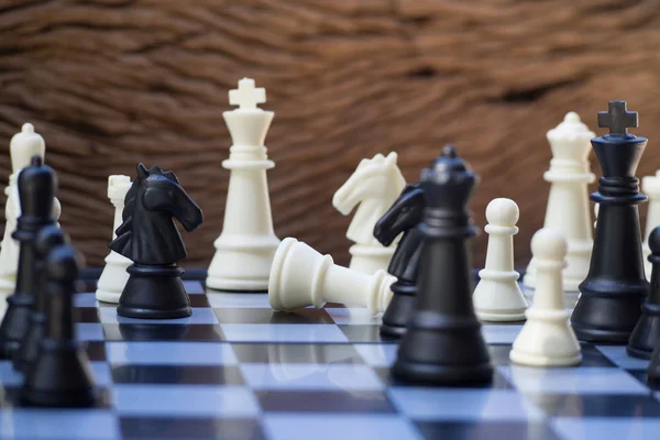 Šachové Figurky Černobílém Prkně Černý Pěšák Vůdcem Boji Týmovou Prací — Stock fotografie