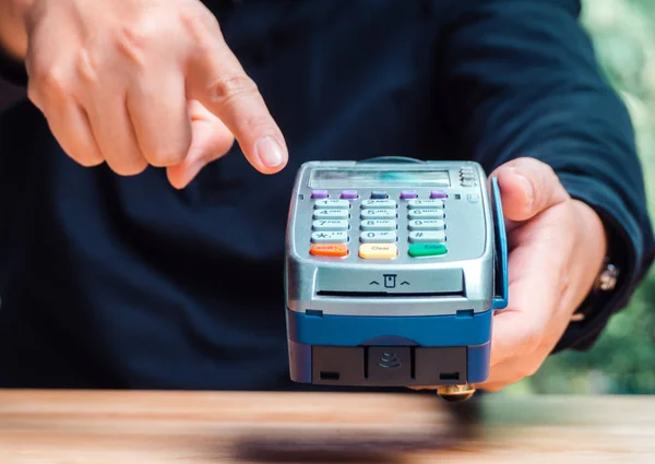 Męska ręka z płatnością kartą kredytową przez terminal dla shoppi — Zdjęcie stockowe