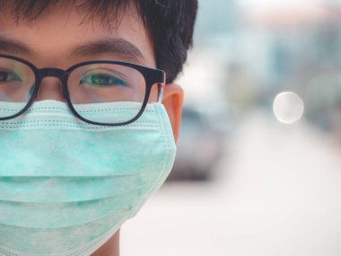 Pm2.5, Coronavirus ve sis 'i korumak için maske takan küçük çocuk dışarı çıkıp Coronavirus salgınını durdurduğunda.