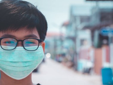 Pm2.5, Coronavirus ve sis 'i korumak için maske takan küçük çocuk dışarı çıkıp Coronavirus salgınını durdurduğunda.