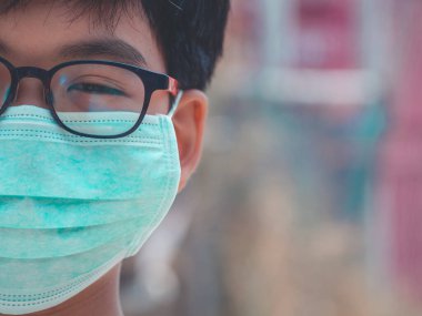Pm2.5, Coronavirus ve sis 'i korumak için maske takan küçük çocuk dışarı çıkıp Coronavirus salgınını durdurduğunda.