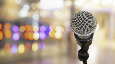 Seminer odasında konuşmanın bulanıklığı üzerinde mikrofon veya sergi merkezi arka planı, iş ve eğitim konseptinde konferans salonu ışığı.