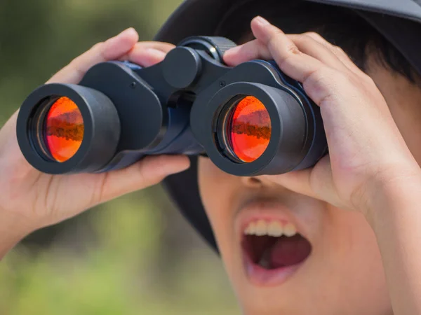 Ung Pojke Tittar Genom Kikare Solig Sommardag Med Glädje — Stockfoto