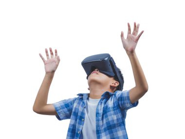 Modern iç tasarım stüdyosunda sanal gerçeklik gözlüğü takan ve noktalara dokunmaya çalışan bir çocuk VR 'da heyecan verici bir şekilde beliriyor. Fişek etkisi, bulanık arka plan kavramı.