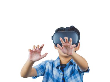 Modern iç tasarım stüdyosunda sanal gerçeklik gözlüğü takan ve bir şeye dokunmaya çalışan bir çocuk VR 'da heyecan verici bir şekilde beliriyor. Arkaplan kavramını ayır. Kırpma yolu var.